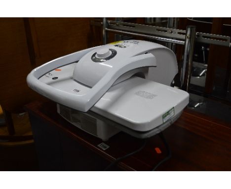 AN E&R CLASSIC CLOTHES PRESS