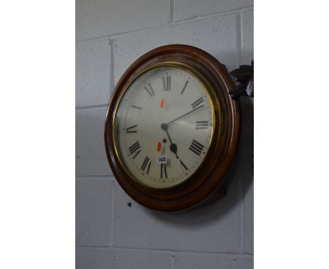 AN OAK FRAMED CIRCULAR WALL CLOCK, approximate diameter 47cm