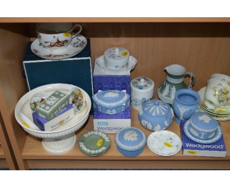 VARIOUS CERAMICS, to include Wedgwood jasperwares, Spode trinkets, Royal Worcester cup and saucers (hunting scenes) etc (some