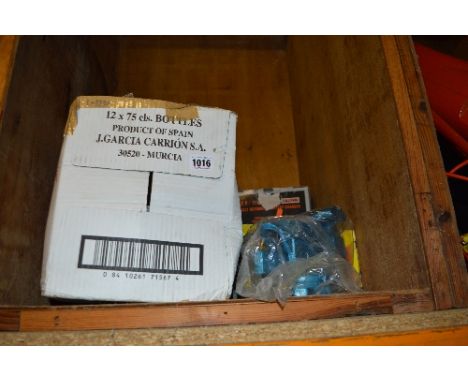 A WICKES ORBITAL SANDER, Challenge battery charger, a vice and a box of hand tools