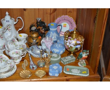 A GROUP OF CERAMICS, CLOISONNE ETC, to include Caverswall twin handled covered pedestal vase, handpainted by Keith Hancock, h