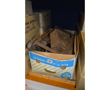 A BOX OF VINTAGE AND MODERN HAND TOOLS