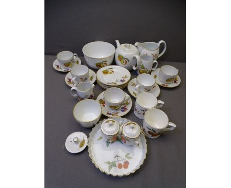 ROYAL WORCESTER EVESHAM OVEN-TO-TABLEWARE, a quantity