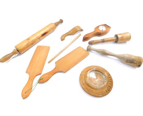 Kitchenalia treen, including a pair of butter pats, lemon squeezer, rolling pin, meat mallets, etc. (qty)