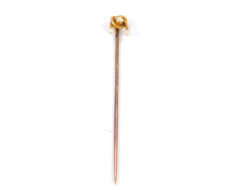 A Victorian triple seed pearl stick pin, set in yellow metal, 1.8g.