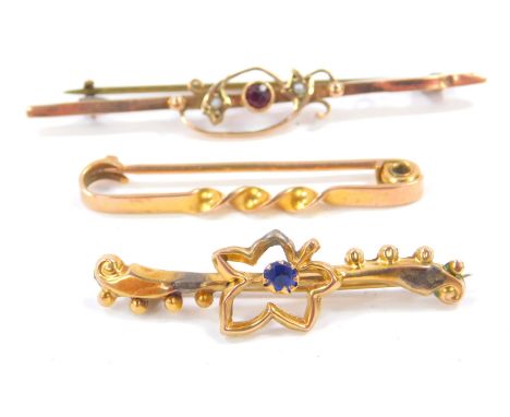 A Victorian 9ct gold amethyst and seed pearl bar brooch, 9ct gold spiral twist pin, and a 9ct gold and blue stone leaf brooch