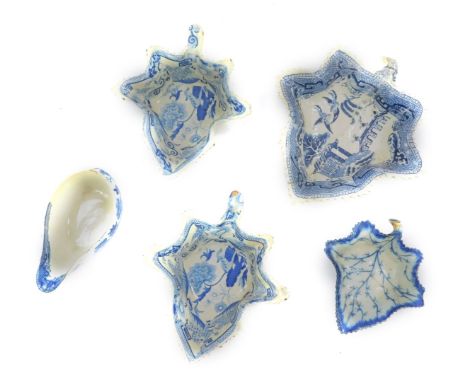 A pair of early 19thC pearl ware leaf shaped pickle dishes, transfer decorated in blue and white with a bird and flower patte