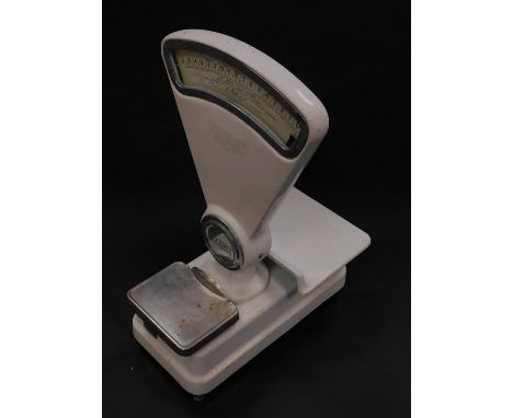 A set of Avery white enamel grocery scales, to weigh 20lbs, No 1301BCA/S530978, 52cm W, and 74cm H.