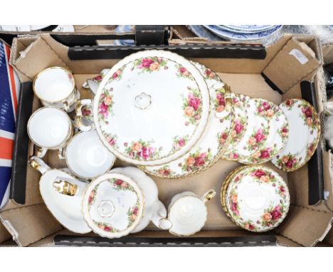 A Royal Albert 'Old Country Roses' pattern part dinner and tea service 