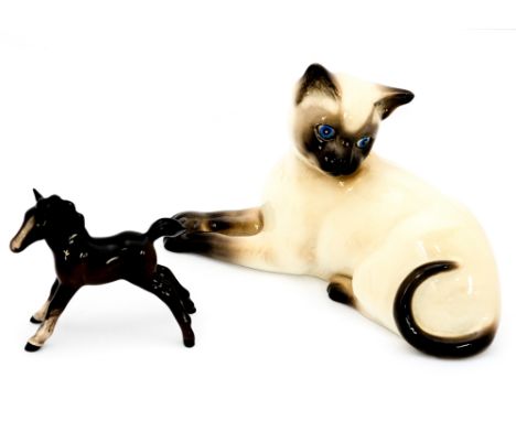 A Beswick figure of a cat, no 1558, together with a Beswick foal (2)