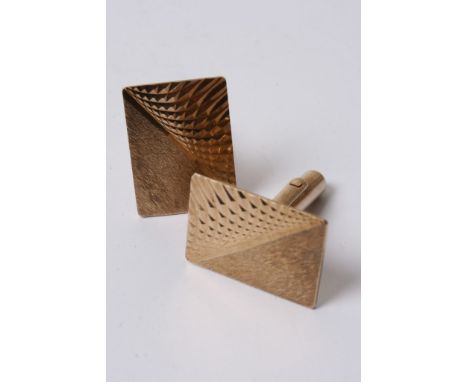 A pair of 9ct gold cufflinks