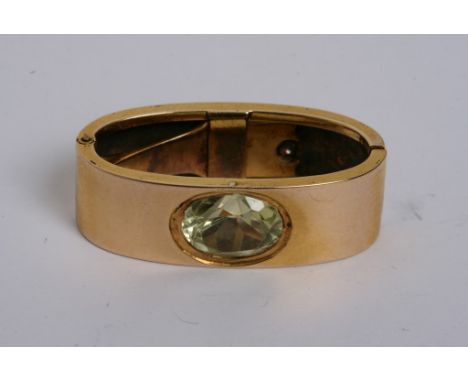 A 15ct gold tie pin inset with a green peridot, approx 3ct 