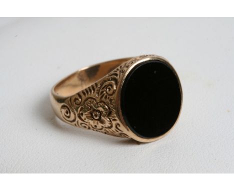 A 9ct gold ring niset with an oval onyx