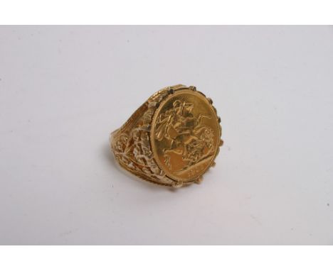 A gent's gold 1905 sovereign ring