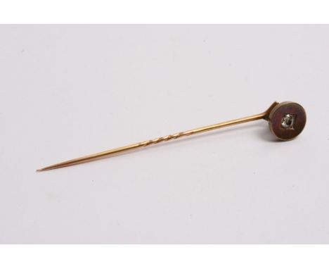  A 9ct gold tie pin inset with a single diamond