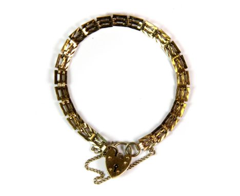 A 9ct yellow gold gate bracelet with a heart shaped clasp, (approx. 9.2gr). Est. £110-140.