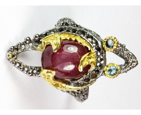 A Hana Maae designer 925 silver gilt ring set with a lovely cabochon cut star ruby and blue topaz (R).