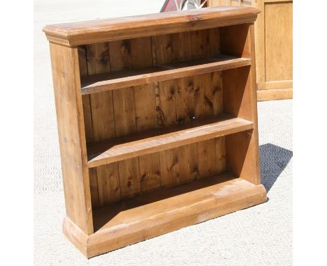 A pine three-shelf bookcase, 73cms (28.75ins) wide