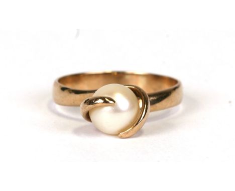 A 9ct gold solitaire pearl ring, approx UK size 'S'. 3.5g