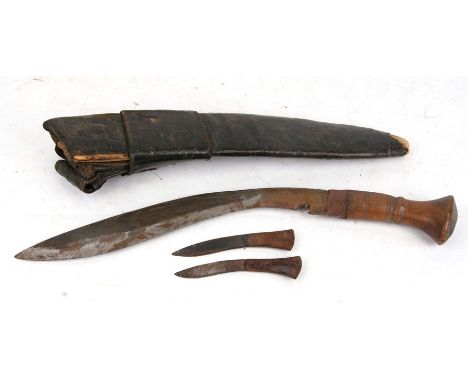 A kukri in a leather scabbard, 44cm (17.25ins) long.