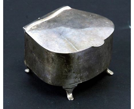 An Edwardian silver silk lined trinket box, Birmingham 1909, 6.5cms (2.5ins) wide.