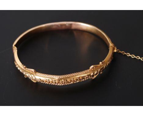 EDWARDIAN 15CT GOLD HOLLOW BANGLE, hinge opening with filigree pattern top, Birmingham 1903, 10gms
