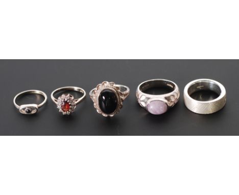 ENAMEL AND PURPLE STONE SET SILVER RING, Birmingham 2002 AND FOUR OTHER RINGS (5)