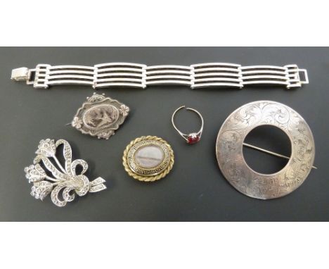 A SMALL SELECTION OF COSTUME JEWELLERY INCLUDING A 9CT GOLD RING WET WITH A RUBY COLOURED STONE, A WHITE METAL GATE-LINK BRAC