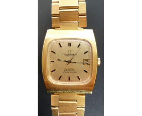 A GENTLEMANS GOLD PLATED OMEGA CONSTELLATION AUTOMATIC CHRONOMETER BRACELET WRIST WATCH, with calendar aperture, two links re