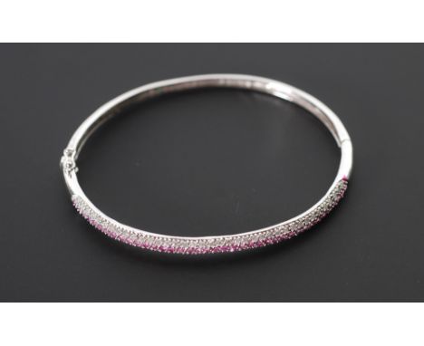 9CT WHITE GOLD, DIAMOND AND PINK SAPPHIRE HINGE OPENING BANGLE, 8.6g
