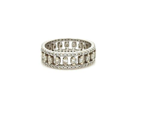 A Diamond Eternity Ring, made of 18ct White Gold. Set with 21 princess, brilliant cut Diamonds, G colour, VS-SI clarity with 