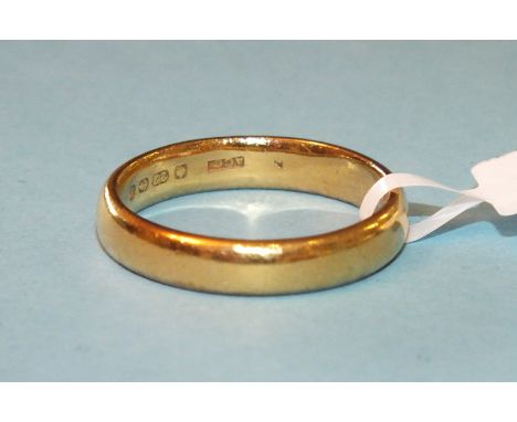 A 22ct gold wedding ring, size R, 7g.