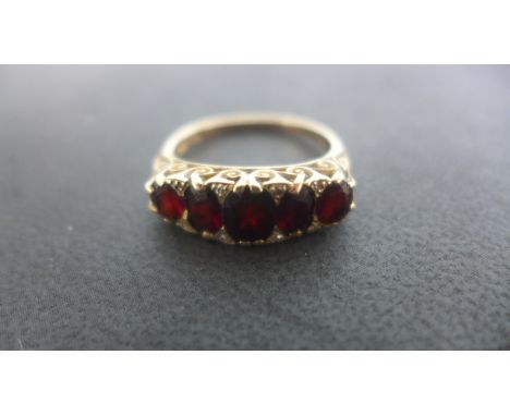 A 9ct Gold 5 Stone Ring - Size S - approximately 4.4 grams