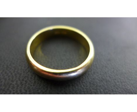 An 18ct yellow gold band ring - size T, approx 7.9 grams - minor usage marks