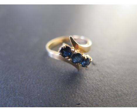 An 18ct Yellow Gold Three Stone Sapphire Ring - size M, approximately 3.5 grams