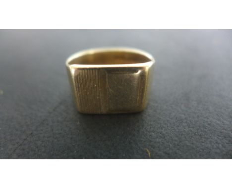 A 9ct Gold Ring - size N - approximately 6.7 grams - general usage marks