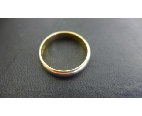 An 18ct yellow gold band - ring size W - approx 6.5 grams, minor usage marks