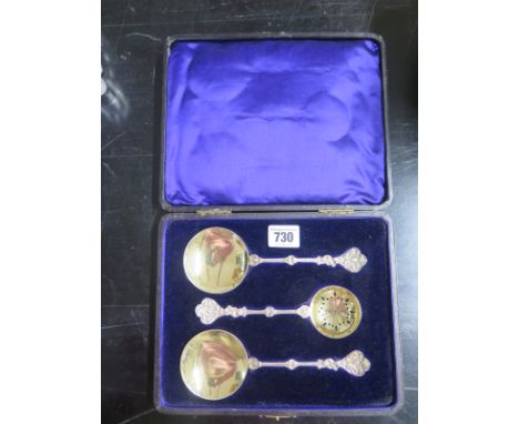 A boxed set of two spoons and a sifter - London 1905/06 - William Hutton and Sons Ltd - approx total weight 4.5 troy oz