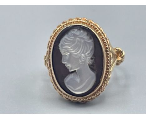 Ladies 9ct gold cameo ring. Cameo stone in centre surrounded by rope twisted edge 6.43g size L1/2