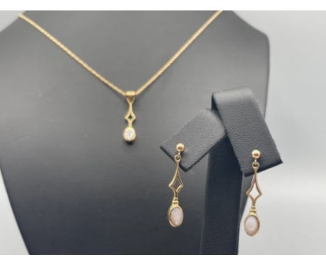 Ladies 9ct gold opal pendant and matching drop earrings