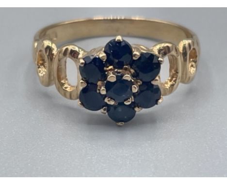 9ct gold 7 stone sapphire flower ring. 2.36g size N1/2