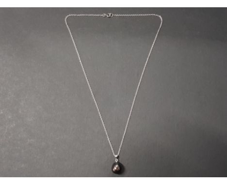 Silver and grey freshwater pearl pendant and chain, 3.3G gross