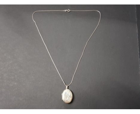 Silver oval engraved locket and chain 8.4G