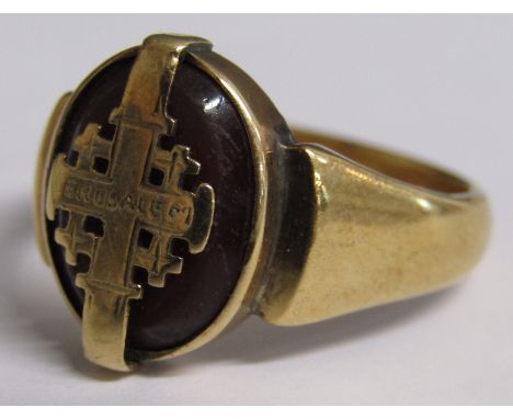 14K signet ring with Jerusalem cross mount over possible sardonyx stone - ring size R/S - total weight 8.05g - ring marked an