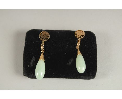 A PAIR OF CHINESE GOLD AND JADE DROP EARRINGS.