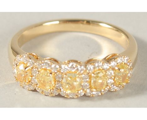 AN 18CT YELLOW GOLD AND NATURAL YELLOW AND WHITE DIAMOND RING.