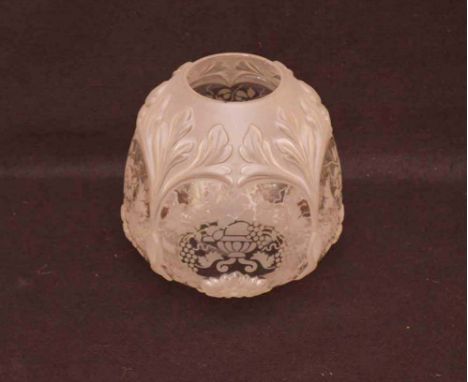  A Good Etched Glass Oil Lamp Shade