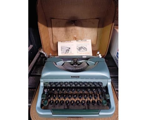 IMPERIAL GOOD COMPANION TYPEWRITER IN LEATHER CASE, ZIP CLOSURE A/F