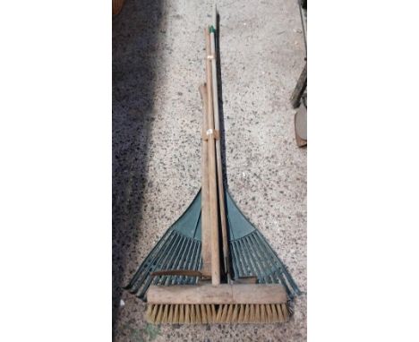 QTY OF GARDEN TOOLS INCL; RAKE, BRUSH & A DIGGING HOE