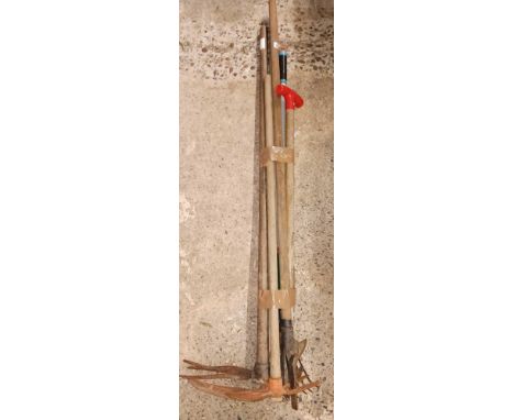 BUNDLE OF GARDEN TOOLS, RAKE, HOE ETC